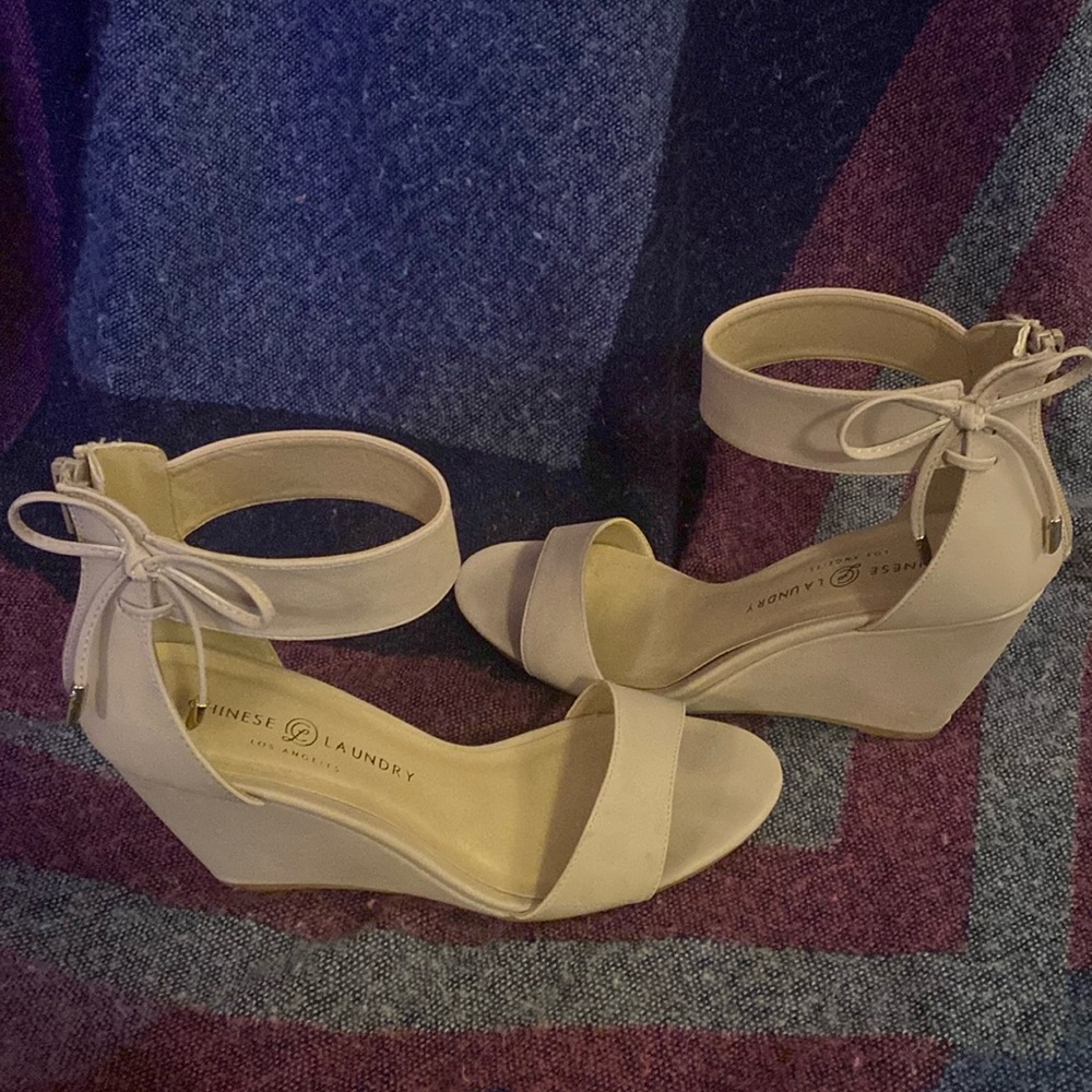 Super Cute nude shoe with back zipper.